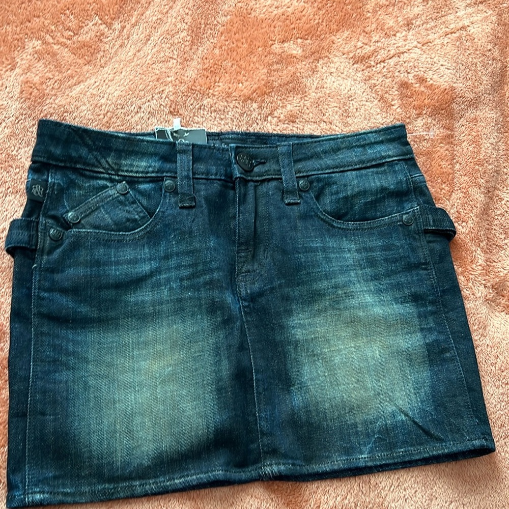 I’m selling this cute mini skirt rock and republic a size 2 color dark blue………….